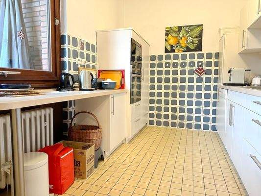 anschließender Arbeitsküche.