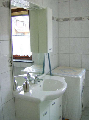 Badezimmer mit Wanne/WC