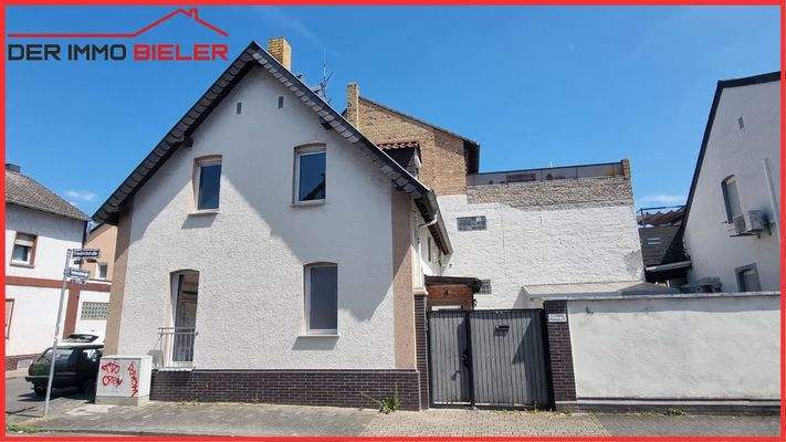 Ansicht Straßenseite mit Zugang zum Haus