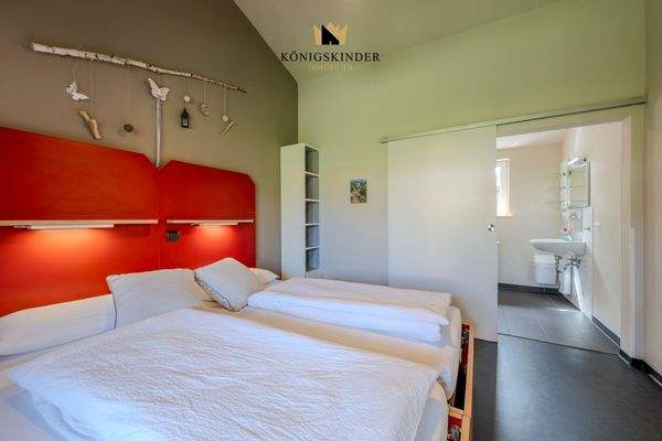 Schlafzimmer mit barrierefreiem Pflegebett – für erholsame Nächte und ein sicheres Wohngefühl.