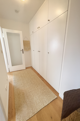 Flur mit Einbauschränken 