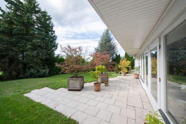 West-Terrasse mit Blick in uneinsehbaren Garten