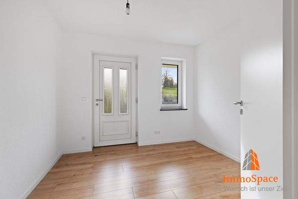 Blick zur Diele und zur Eingangstüre