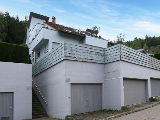 Hausansicht mit Garage