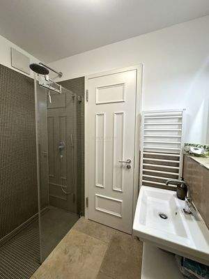 Regendusche und Handtuchheizkörper