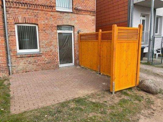 Hofseite mit Terrasse (1)