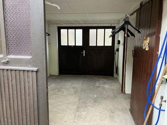 Garage / Tordurchfahrt im Nebengebäude