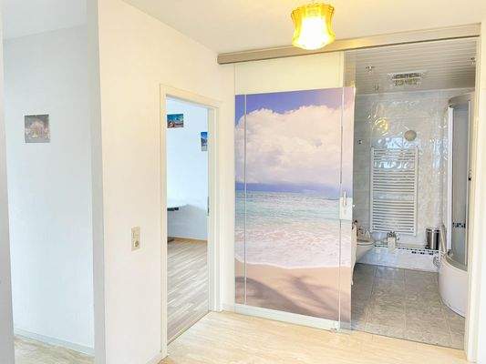 Diele mit Blick ins Bad im OG