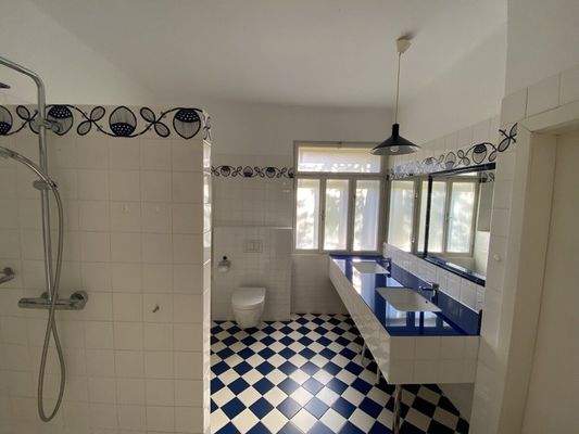 Badezimmer mit Dusche und Badewanne