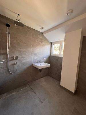 Badezimmer mit Dusche