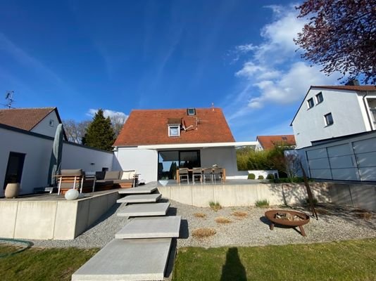 Hausansicht von hinten mit Terrasse, Garage und Schrank