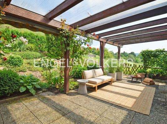 [KI-optimiertes Foto] Außenbereich mit Feldrandlage