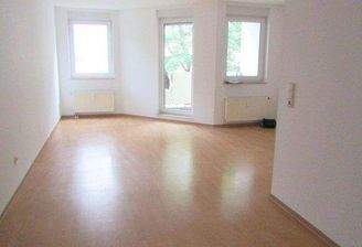 2_Blick in den Wohnraum mit Balkonzugang