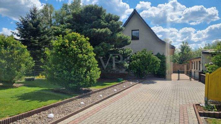 beleuchtete Auffahrt