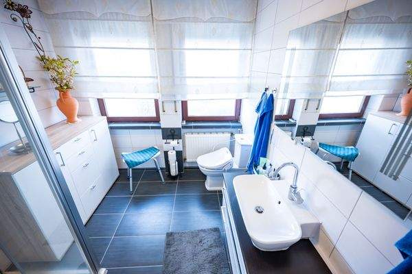 Helles Wohlfühlbad mit Fenster