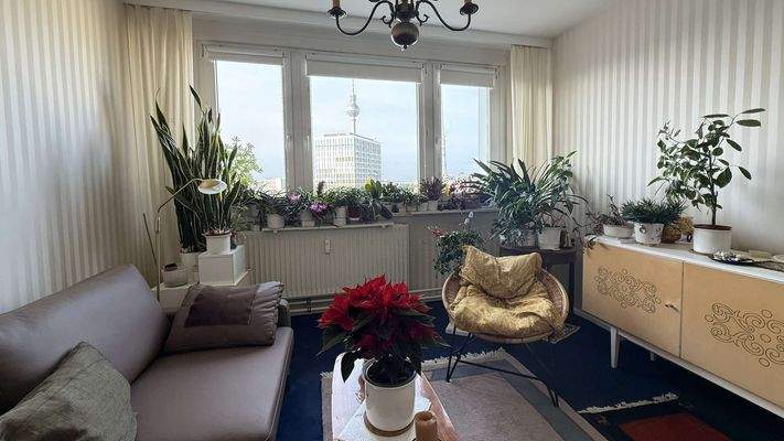 Wohnzimmer mit Blick auf den Fernsehturm