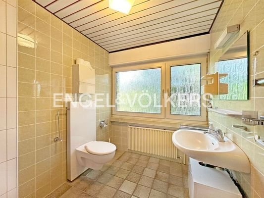 Tageslichtbad mit Dusche im EG