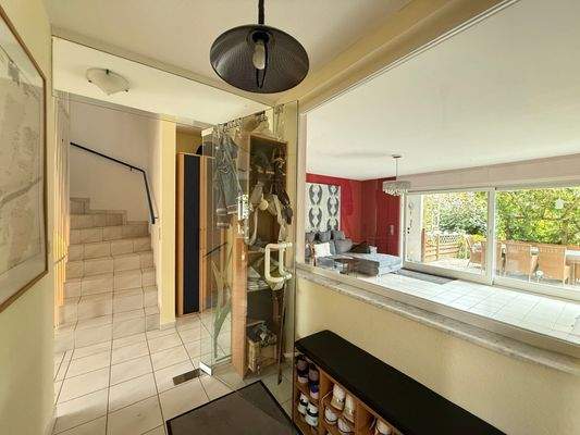 EG-Eingang / Blick ins Wohnzimmer