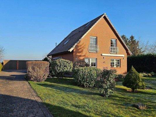 Zufahrt, Haus und Garagen.jpg