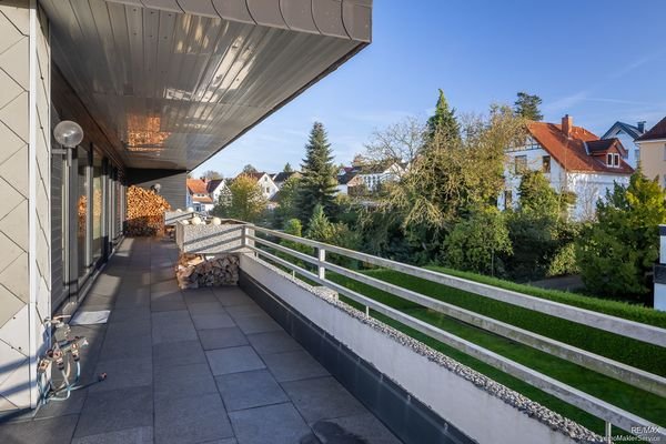 Die überdachte Dachterrasse zum Süden