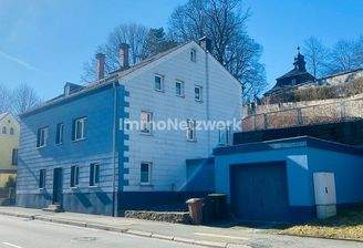 Front seitlich Straßenansicht