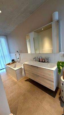 Bad mit Wanne und Dusche