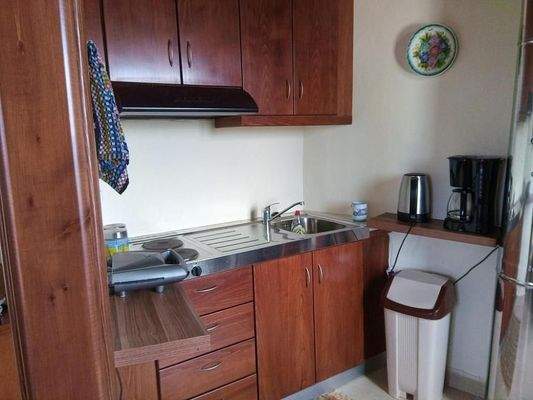 Steinhaus mit Blick auf das Meer und die Schlucht