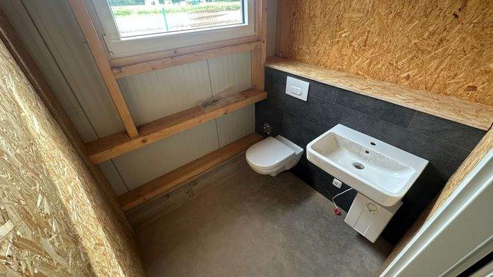 WC mit Waschbecken 2