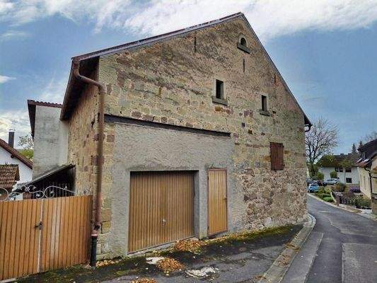 Nebengebäude mit integrierter Garage