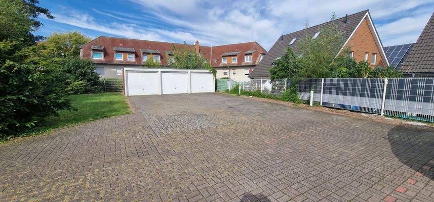 1.8 3xGaragen + 4xParkplätze