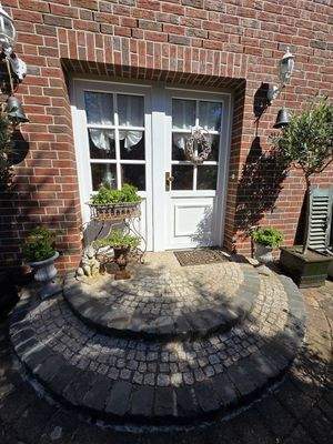 Ansicht Süd-Westen mit Detail Hauseingangstür