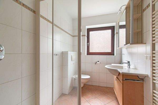 Gepflegtes Badezimmer mit Dusche