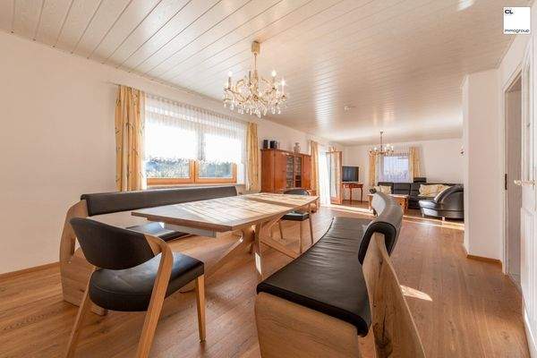 Wohn- Essbereich mit Zugang auf die Terrasse