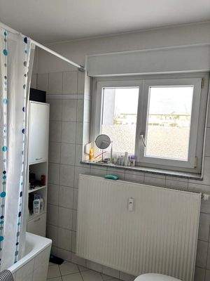Bad mit Fenster, weißen Fliesen, Waschmaschinenanschluss, Badewanne 2.jpg