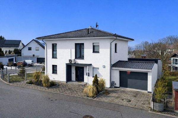 Hausansicht mit möglicher weißen Fassade