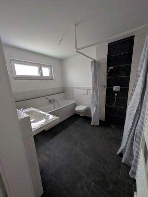 Badezimmer mit Fenster