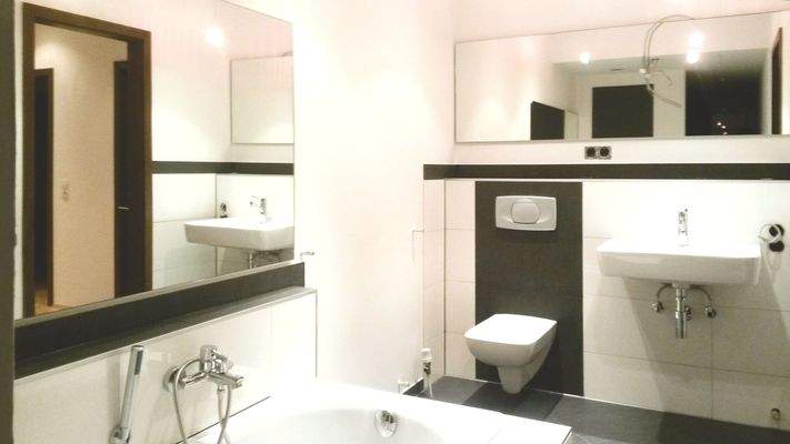 Badezimmer mit Wanne und Dusche