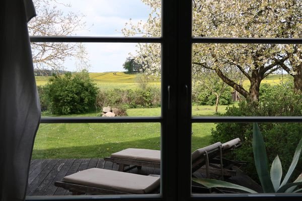 Blick aus dem großen Wohnbereich auf die Terrasse 