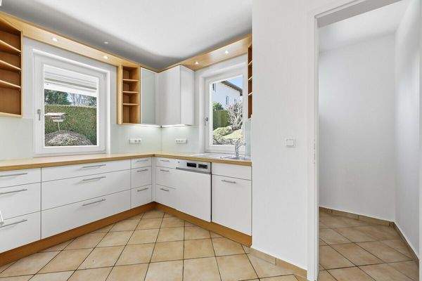 zusätzlicher Abstellraum mit Fenster