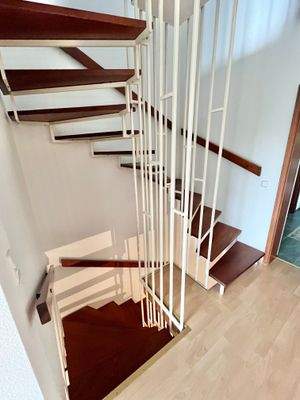 offene Treppe verbindet alle drei Ebenen