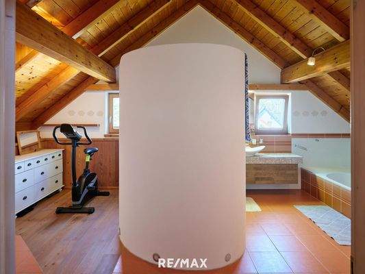 Badezimmer mit Platz für eine Sauna