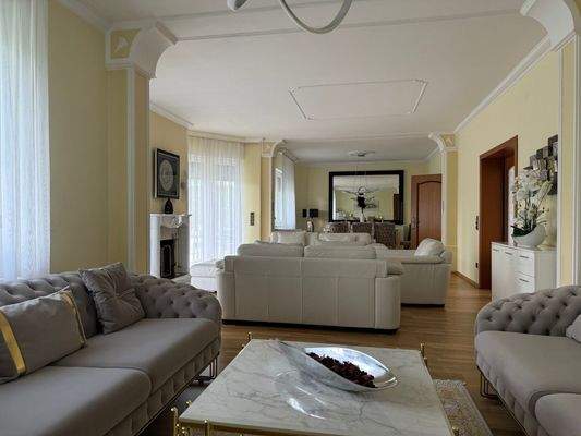 goßzügiger Wohnbereich mit Ausgang auf die Terrasse