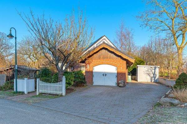 Garage und Pkw-Stellplätze