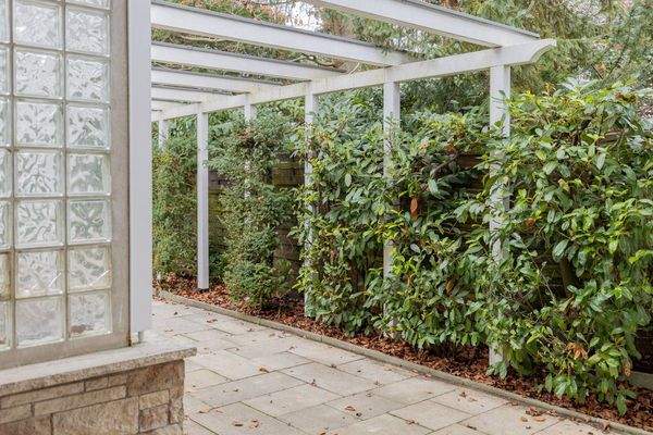 Familienidyll in Bogenhausen: Doppelhaushälfte mit sonnigem Westgarten & Grünblick