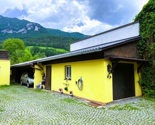 Nebengebäude mit Abstellräumen und Garage