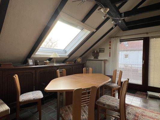 Wohnzimmer im DG mit Zugang zur Loggia