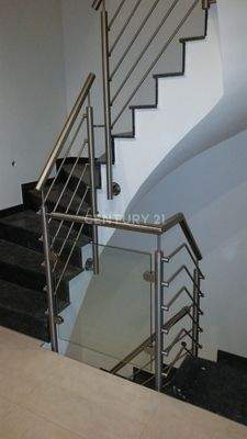 mögl. proj. Treppenhaus mit dunklem Stein