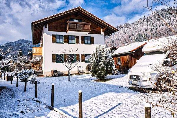 Blick auf Garten, Kfz-Stellplatz und Gartenhaus