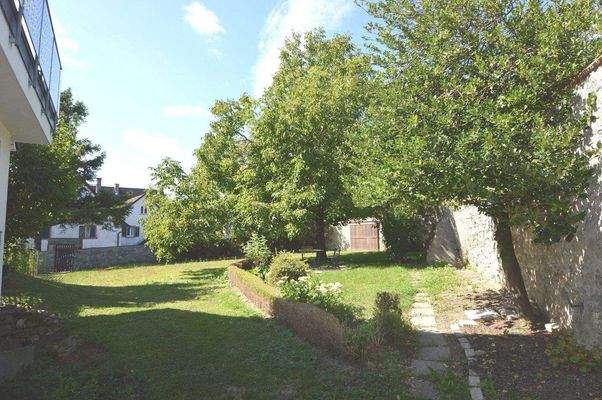 Garten mit gemütlichem Sitzplatz