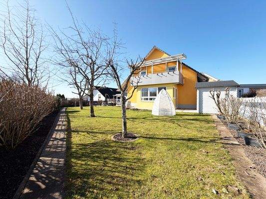 Außenbereich Garten: Weitläufiger Garten mit Obstbäumen bietet Raum für Spiel und Entspannung